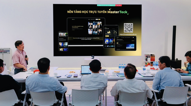 TS. Lê Linh Lương, Phó Viện trưởng Viện ABAII trình bày về Nền tảng Học trực tuyến MasterTeck trước Hội đồng khoa học.