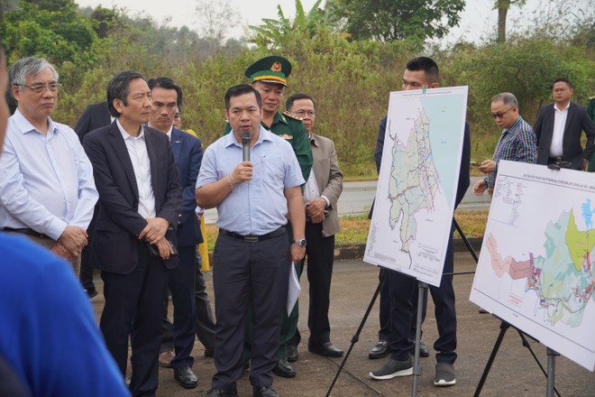 Đại diện tỉnh Quảng Trị giới thiệu về Đề án tại chuyến thực địa khu kinh tế thương mại Lao Bảo (Quảng Trị) và khu kinh tế thương mại Densavan (Lào) sáng 15/3 - Ảnh: Ngọc An 