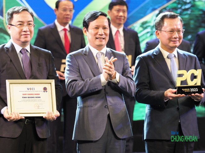 Chủ tịch VCCI Đặng Tấn Công (giữa) trao chứng nhận và kỷ niệm chương PCI 2023 cho ông Cao Tường Huy, Phó Bí thư Tỉnh ủy, Chủ tịch UBND tỉnh Quảng Ninh (bên phải) và ông Đặng Xuân Phương, Phó Bí thư Tỉnh ủy, Trưởng Đoàn ĐBQH tỉnh (Ảnh: M.M)