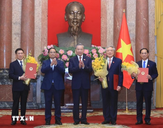 Tổng Bí thư, Chủ tịch nước Tô Lâm trao Quyết định bổ nhiệm; Thủ tướng Phạm Minh Chính tặng hoa chúc mừng các Phó Thủ tướng Nguyễn Hòa Bình, Bùi Thanh Sơn và Hồ Đức Phớc tối 26/8 (Ảnh: TTXVN)