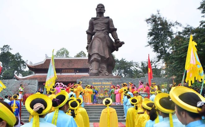 Người dân chen chân xem hội Gò Đống Đa