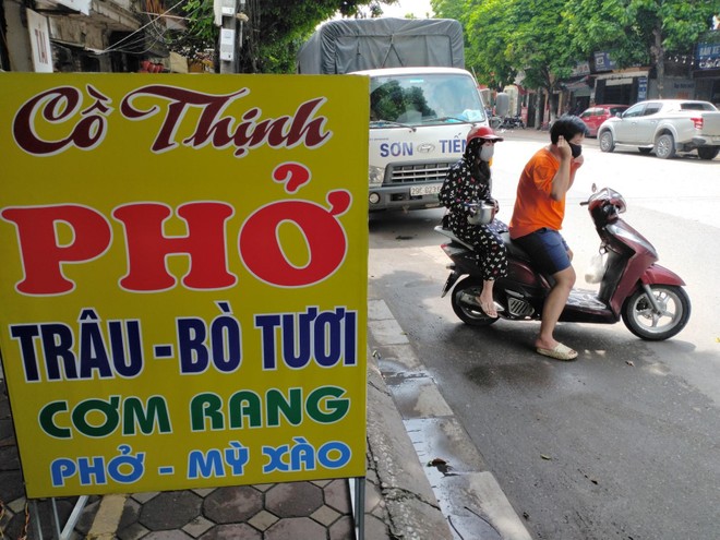 Tấp nập mua phở, bún chả, bún đậu... ở "vùng xanh" Gia Lâm