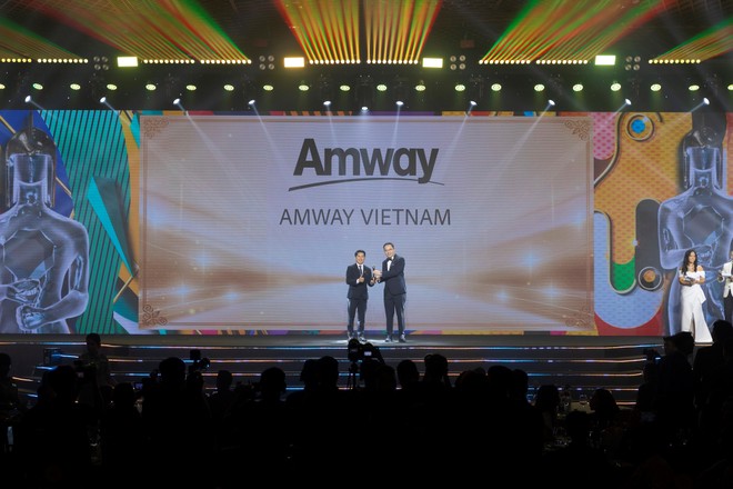 Ông Huỳnh Thiên Triều- Tổng giám Đốc Amway Việt Nam vinh dự được trao tặng phiên bản vàng của chiếc cúp Harmonia với thành tích 5 năm đạt được giải thưởng HR Asia - Nơi làm việc tốt nhất châu Á 2024.