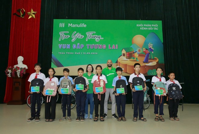 Manulife trao học bổng cho học sinh hiếu học mùa trung thu 2024