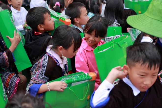 Nestlé MILO trao tặng máy tính cho các trường tiểu học vùng cao