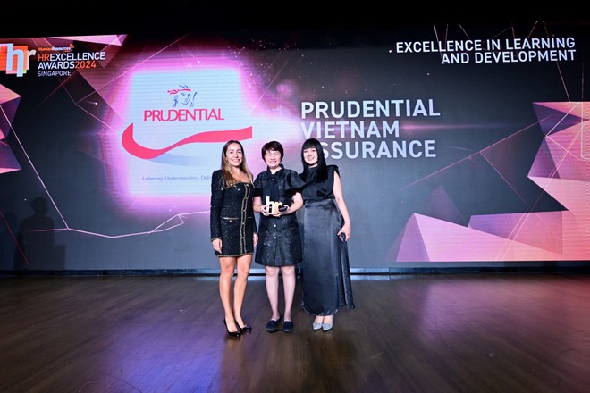  (Ở giữa) Bà Bùi Thị Thanh Thúy - Phó Tổng giám đốc Nhân sự Prudential Việt Nam nhận giải thưởng Excellence in Learning & Development tại HR Excellence Award 2024 ở Singapore