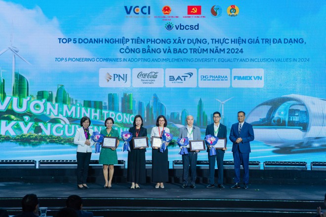 Bà Milly Cheng, Tổng giám đốc Công ty Coca-Cola Việt Nam, đại diện công ty nhận giải Top 2 Doanh nghiệp phát triển bền vững và giải thưởng “Doanh nghiệp tiên phong xây dựng, thực hiện tính công bằng, bình đẳng, bao trùm