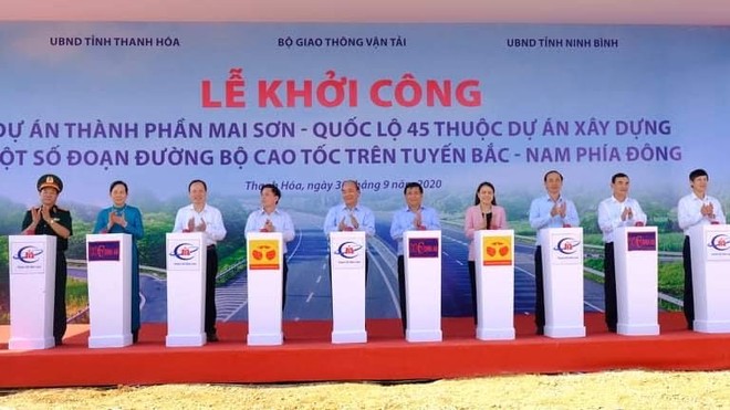 Các đại biểu tham dự nhấn nút khởi công.