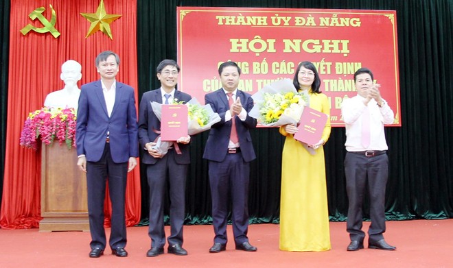 Phó Bí thư thường trực thành ủy Đà Nẵng, ông Lương Nguyễn Minh Triết trao quyết định cho bà Trần Thị Thanh Tâm và ông Trần Thắng Lợi