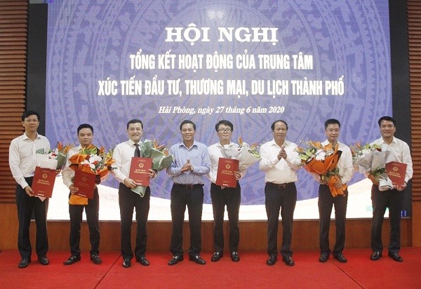 Lãnh đạo TP. Hải Phòng trao Quyết định tiếp nhận, điều động, bổ nhiệm và tặng hoa chúc mừng các đồng chí lãnh đạo Trung tâm nhận nhiệm vụ mới tại Hội nghị tổng kết hoạt động của Trung tâm ngày 27/6/2020