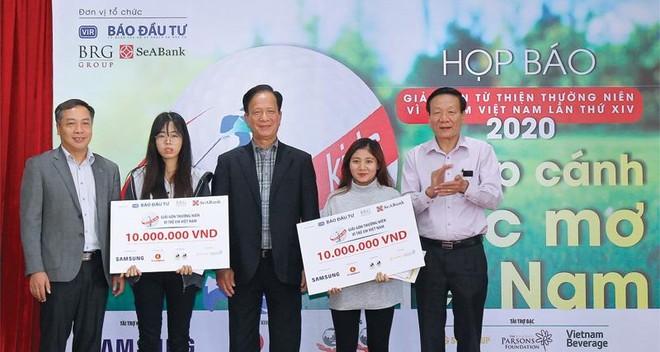 Trao học bổng Giải golf Swing for the Kids cho các sinh viên có hoàn cảnh khó khăn đạt thành tích xuất sắc trong học tập.