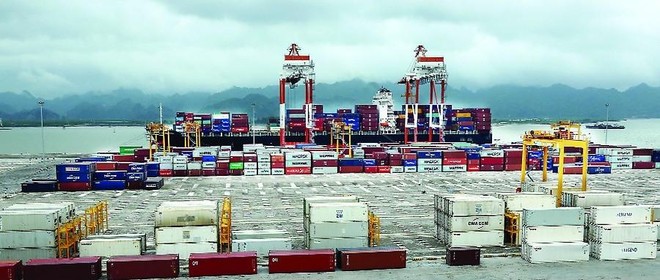 Tàu lớn vào làm hàng tại cảng container quốc tế Hải Phòng. Ảnh: Duy Thính (báo Hải Phòng).