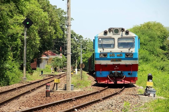 Do năng lực và chất lượng dịch vụ còn hạn chế so với mức độ phát triển của các phương tiện vận tải khác như đường bộ và hàng không, nên thị phần vận tải đường sắt liên tục sụt giảm, hiện chỉ chiếm khoảng 1% thị phần vận tải hành khách và 1,3% thị phần vận tải hàng hoá.