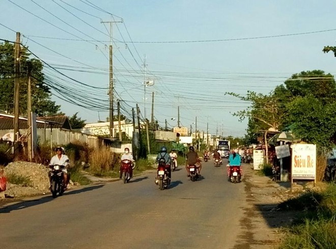 Một đoạn đường Nam Sông Hậu chật hẹp qua Hậu Giang.