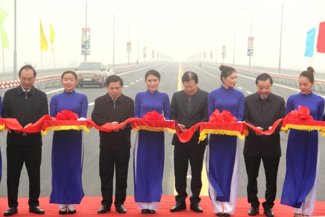 Phó Thủ tướng Chính phủ Trịnh Đình Dũng, lãnh đạo Bộ GTVT và lãnh đạo UBND TP Hà Nội thực hiện nghi thức thông xe