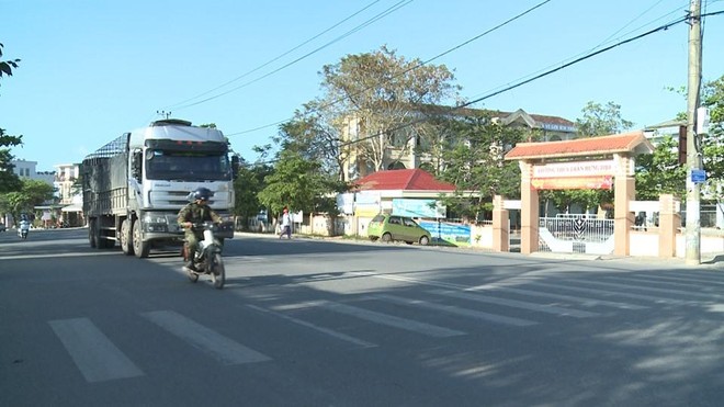 Xe container di chuyển đoạn qua thành phố Đông Hà gây mất an toàn giao thông