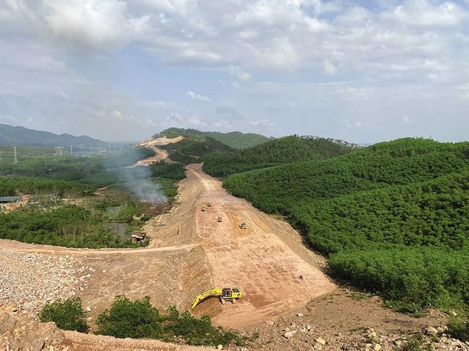 Dự án Đầu tư xây dựng đường cao tốc Cam Lộ - La Sơn đang được rốt ráo triển khai. Ảnh: A.M