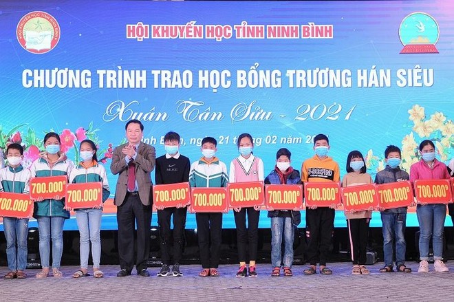 Phó Chủ tịch thường trực UBND tỉnh Ninh Bình trao học bổng giải Golf vì học sinh vượt khó, hiếu học tài trợ cho Quỹ khuyến học Trương Hán Siêu cho học sinh tỉnh Ninh Bình có hoàn cảnh khó khăn vươn lên học tập.