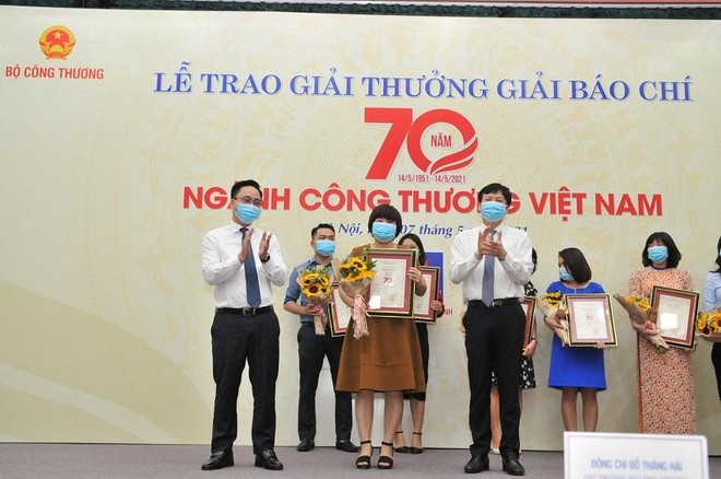 Tác giả Anh Hoa, Báo Đầu tư nhận Giải C báo chí 70 năm ngành Công Thương.