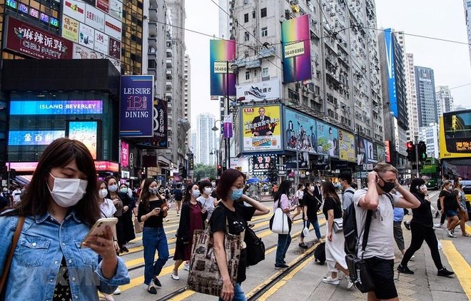 Người dân đeo khẩu trang phòng dịch Covid-19 tại Hong Kong. Ảnh: AFP/TTXVN