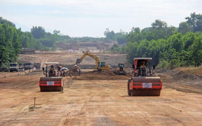 Thi công nền đường tại Dự án cao tốc Bắc - Nam đoạn Dầu Giây - Phan Thiết.