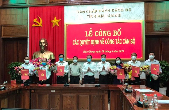 Lãnh đạo tỉnh Hậu Giang trao quyết định về công tác cán bộ