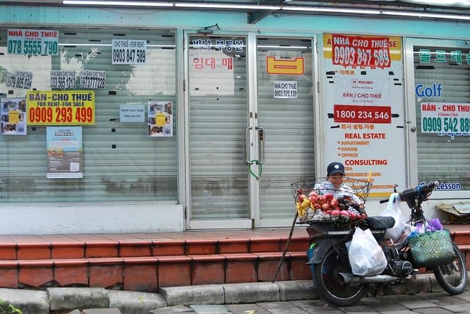 Người được ưu tiên hỗ trợ là người bán hàng rong, buôn bán nhỏ lẻ trên đường phố, thu gom rác, phế liệu; bốc vác, vận chuyển hàng hóa; bán vé số lưu động (ảnh: Trọng Tín)