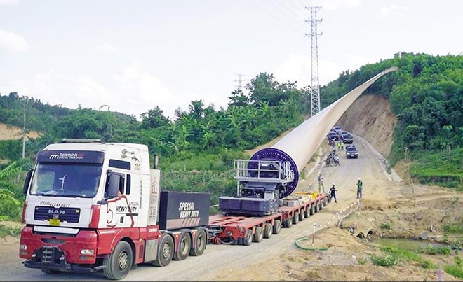 Sẽ có không ít trong số 105 dự án điện gió, dù guồng chân, nhưng vẫn không thể được công nhận vận hành thương mại trước ngày 1/11/2021.Trong ảnh: Vận chuyển cánh điện gió cho Dự án Nhà máy Điện gió Liên Lập (Quảng Trị) Ảnh: Thanh Hương