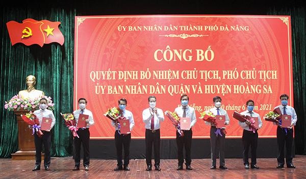 Lãnh đạo TP.Đà Nẵng chúc mừng các đồng chí được bổ nhiệm làm Chủ tịch, Phó Chủ tịch UBND các quận và huyện đảo Hoàng Sa.