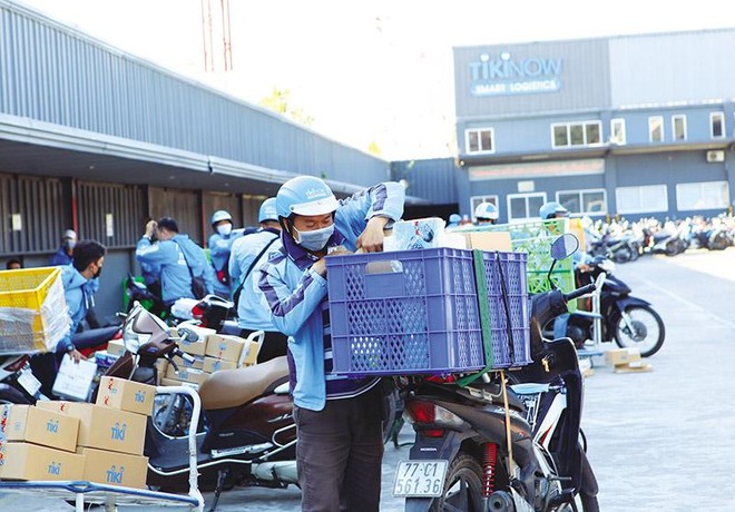 Các sàn thương mại điện tử sẽ phải kê khai hộ, nộp thuế thay cho người bán hàng online. Ảnh: Lê Toàn