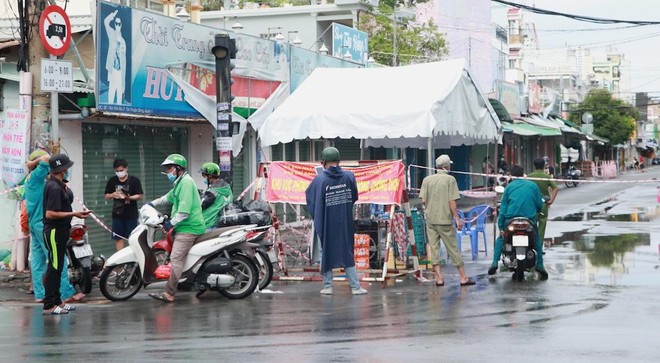 Chốt kiểm soát tại khu phong toả đầu đường Bùi Văn Ba, quận 7, TP.HCM (Ảnh minh hoạ: Thị Hồng).