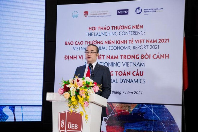 PGS-TS. Nguyễn Trúc Lê, Hiệu trưởng Trường Đại học Kinh tế cho biết, Báo cáo thường niên Kinh tế Việt Nam 2021 quy tụ một số lượng lớn các nhà khoa học, chuyên gia nghiên cứu kinh tế, các giảng viên từ các viện nghiên cứu và trường đại học tham gia (Ảnh: Thùy Dung)