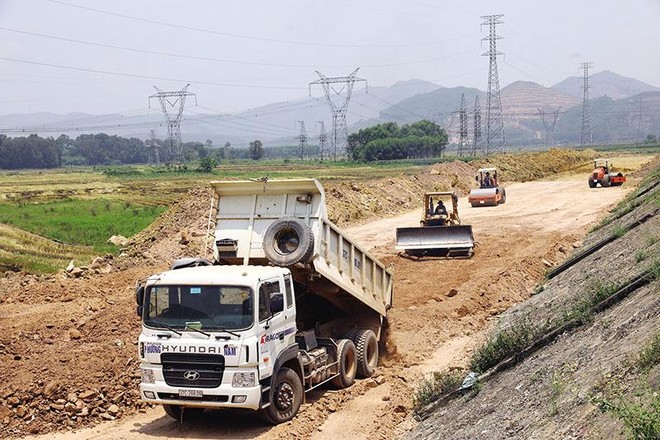 Muốn thực hiện hiệu quả một dự án đầu tư công thì phải làm tốt từ khâu chuẩn bị đến xử lý vấn đề mặt bằng, thi công, thanh toán… Trong ảnh: Triển khai thực hiện một đoạn Dự án Cam Lộ - La Sơn có vốn đầu tư công. Ảnh: Anh Minh