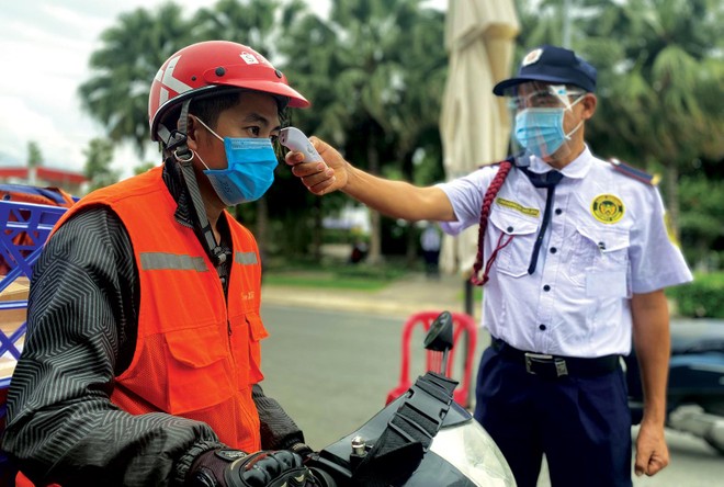 Lực lượng ban quản lý chung cư hàng ngày phải tiếp xúc với nhiều người, nên nguy cơ bị lây nhiễm rất cao. Ảnh: Trọng Tín