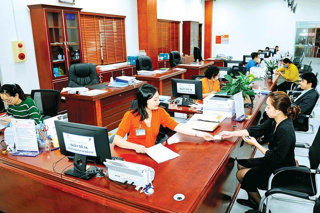 Phát phiếu trả kết quả làm thủ tục hành chính của Sở Kế hoạch và Đầu tư Hải Dương Ảnh : T.C