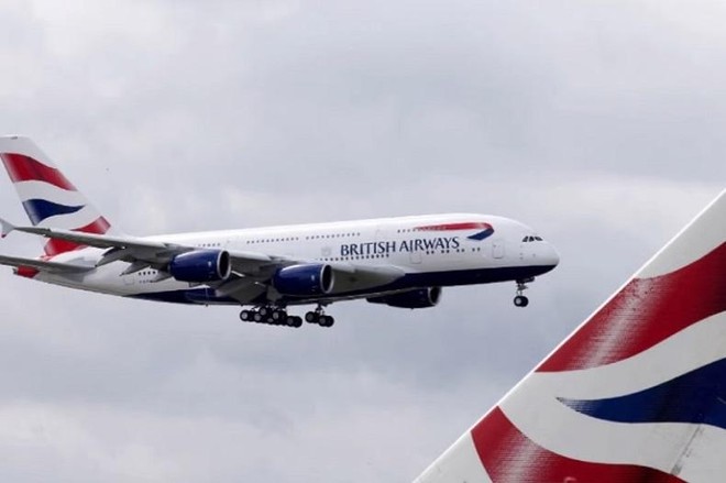 Một chiếc Airbus A380 của British Airways chuẩn bị hạ cánh xuống sân bay Heathrow. Ảnh: AFP