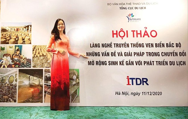 Doanh nhân Bùi Thị Nhàn tham dự một cuộc hội thảo về