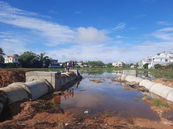 Dự án Khu phố chợ Chiên Đàn, huyện Phú Ninh, tỉnh Quảng Nam trong quá trình thi công đã gây ngập úng cục bộ nhiều ruộng lúa của người dân địa phương. Ảnh: Mạnh Cường