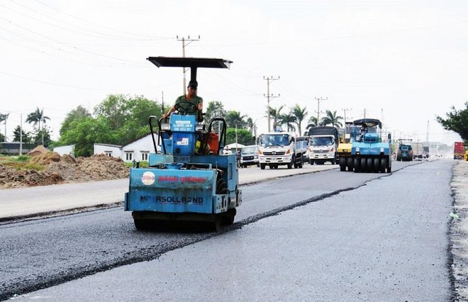 Trong điều kiện dịch bệnh Covid-19 vẫn còn diễn biến phức tạp, vừa đảm bảo an toàn phòng chống dịch, tỉnh Long An tập trung thi công đẩy nhanh tiến độ công trình nâng cấp, mở rộng Đường tỉnh 830.