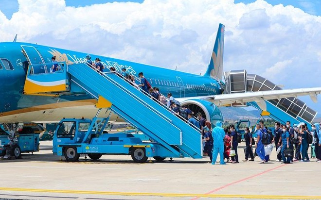 Một chuyến bay của Vietnam Airlines vận chuyển các bác sỹ, nhân viên y tế từ Hà Nội vào các tỉnh phía Nam chống dịch Covid-19