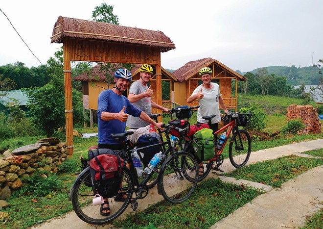 Du khách nước ngoài thích thú với các tour trải nghiệm farmstay. Ảnh: Thành 