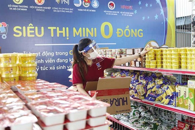 Tinh thần của một xã hội gắn bó, đùm bọc được chính các doanh nghiệp, doanh nhân đẩy lên cao bằng những hành động thiết thực, đi vào lòng người. Trong ảnh: Nhân viên Công ty PNJ và các doanh nghiệp tổ chức siêu thị 0 đồng phục vụ sinh viên, người lao động bị mất việc trong mùa dịch. Ảnh: Lê Toàn 