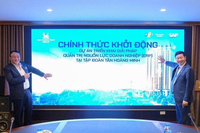 Ông Đỗ Anh Dũng - Chủ tịch, Tổng giám đốc Tập đoàn Tân Hoàng Minh và ông Trương Gia Bình - Chủ tịch HĐQT Tập đoàn FPT chạm tay khởi động dự án