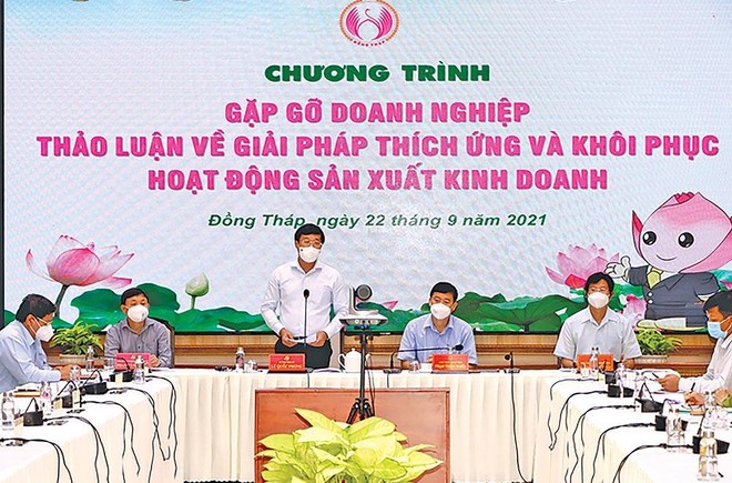 Lãnh đạo tỉnh Đồng Tháp gặp gỡ doanh nghiệp thảo luận về giải pháp thích ứng và khôi phục hoạt động sản xuất - kinh doanh. Ảnh: Nguyệt Ánh