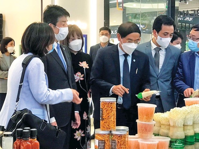 Đại diện HPA và AEON MALL Long Biên cùng các đại biểu thăm quan các gian hàng tại Hanoi Agriculture Fair 2021