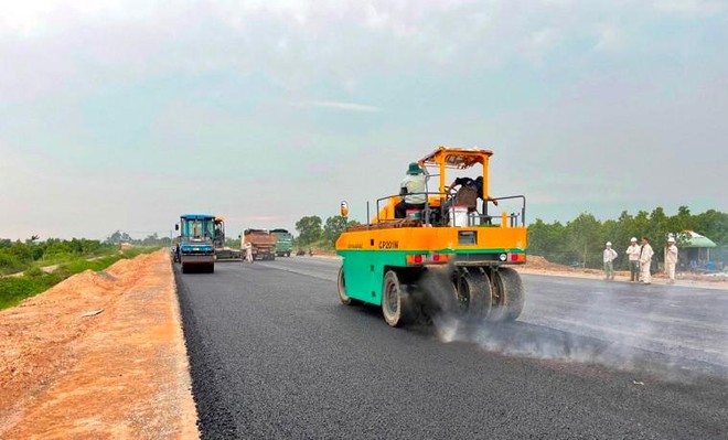 Thảm bê tông nhựa trên tuyến cao tốc Trung Lương - Mỹ Thuận.