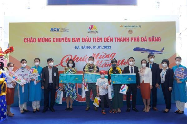 Đại diện các Sở, ngành liên quan trọng thị đón những du khách đầu tiên năm mới 2022.