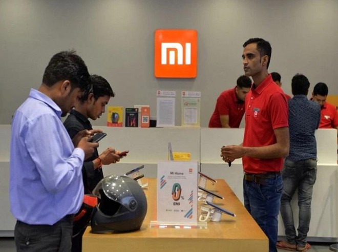 Bên trong một cửa hàng bày bán điện thoại Xiaomi tại thành phố Gurgaon, Ấn Độ. Ảnh: AFP