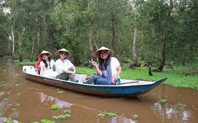 Du lịch Trà Sư mùa nước nổi là thời điểm cảnh thiên nhiên đẹp nhất. 