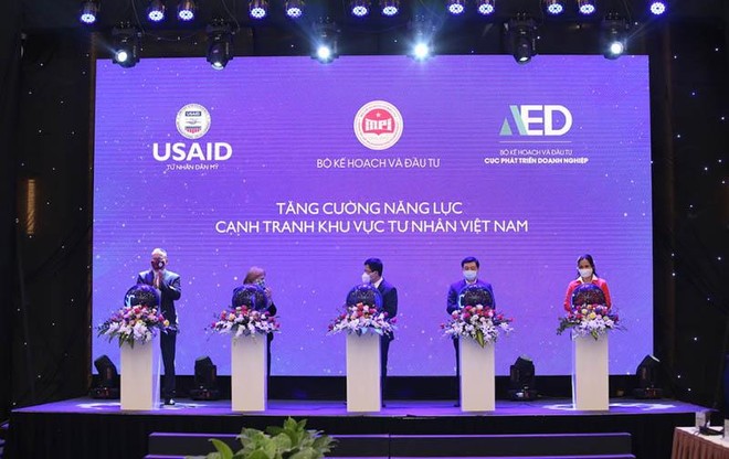 Đại diện Bộ Kế hoạch và Đầu tư, USAID, hiệp hội, doanh nghiệp thực hiện nghi thức khởi động dự án. Ảnh: IPSC